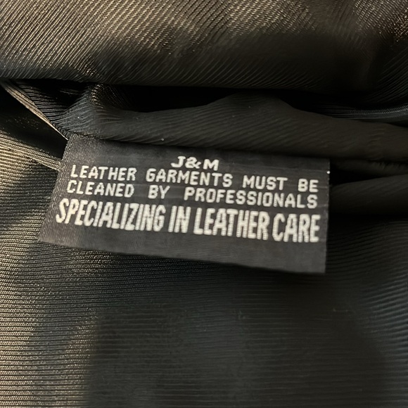 Cropped leather jacket with zipper sleeves. - Picture 4 of 10